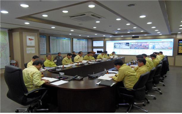 ▲ 대설특보 발표에 따라 대구시는 20일 오후 4시재난안전실장 주재로 관련 부서 및 8개 구·군이 참석한 가운데 ‘대설대응 대책회의’를 개최해 제설작업 준비 및 대처방안에 대한 회의를 했다.ⓒ대구시