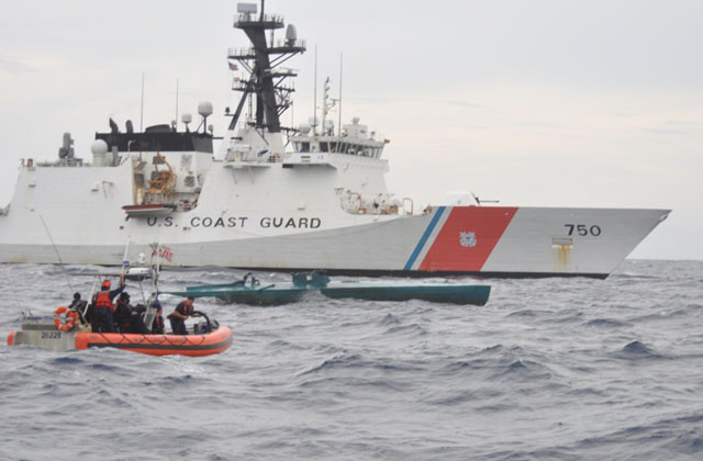 ▲ 美해안경비대가 지난 2월부터 북한 선박 218척을 제재 목록에 올려놓고 감시 중이라고 한다. 사진은 美해안경비대 경비함이 동태평양에서 마약조직의 반잠수정을 잡는 모습. ⓒ美해안경비대 공개사진.