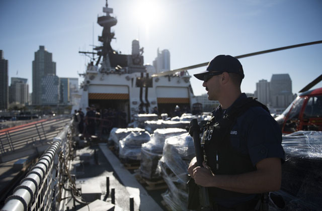 ▲ 美해안경비대 경비정이 지난 20일(현지시간) 압수한 3만 6,000파운드(1.63톤)의 코카인. 美해안경비대는 평소 마약밀매 또는 인신매매 조직들을 소탕하는 역할을 맡는다. 그러나 필요할 때에는 해군과 같은 역할을 맡기도 한다. ⓒ美해안경비대 공개사진.