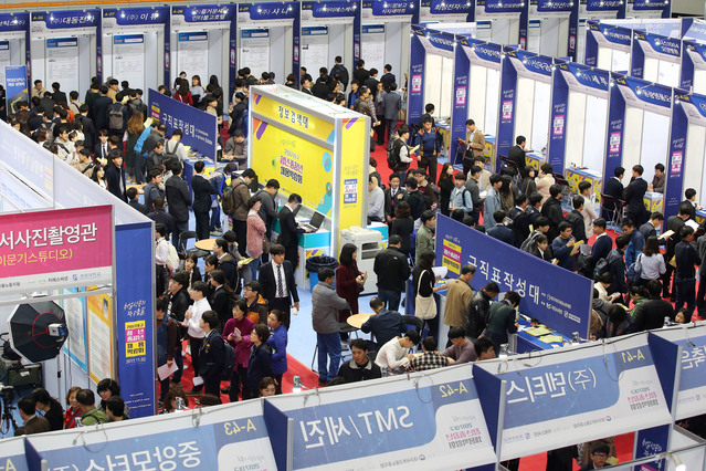 ▲ 계명대 대학일자리센터 주관으로 2017 대구 청년중장년 채용박람회가 계명대 체육관에서 열리고 있다.ⓒ계명대