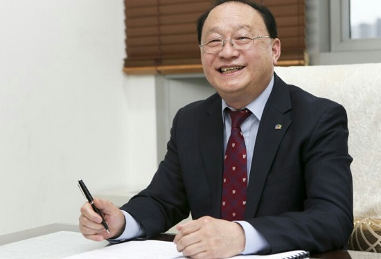 ▲ 충남 천안시공무원노조가 제5대 귀감공무원으로 선정한 주재석 자치행정국장.ⓒ천안시