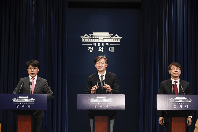 ▲ 지난 20일 조국 청와대 민정수석(가운데)이
 청와대 춘추관에서 대통령 발의 개헌안에 대해 브리핑을
 하고 있다. ⓒ청와대 제공