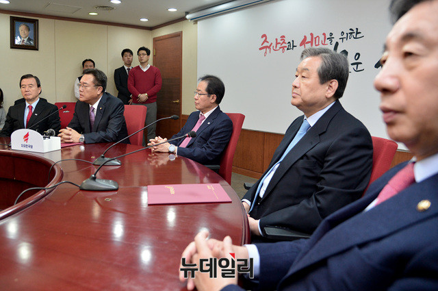 ▲ 자유한국당 홍준표 대표와 김무성 전 대표최고위원, 정진석 전 원내대표, 김성태 원내대표가 같은 석상에서 회의를 갖고 있다. ⓒ뉴데일리 공준표 기자