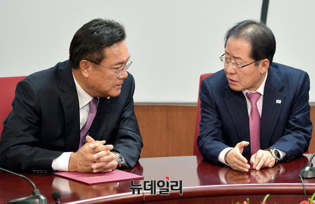 ▲ 자유한국당 정진석 전 원내대표가 지난 5일 경제파탄대책특별위원장으로 임명된 직후, 여의도 당사에서 홍준표 대표와 대화를 나누고 있다. ⓒ뉴데일리 공준표 기자