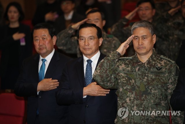 ▲ 20일 국회 의원회관에서 열린 워리어플랫폼 발전 세미나에서 참석자들이 국기에 대한 경례를 하고 있다. 왼쪽부터 바른미래당 박주선 공동대표, 김중로 의원, 김용우 육군참모총장 ⓒ연합뉴스 박동주