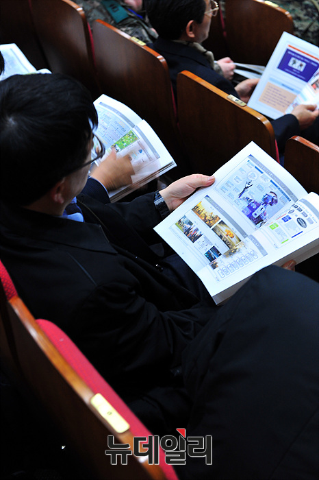 ▲ 워리어플랫폼-군(軍) 전투피복 착용체계 정립 및 첨단기술 적용방안 세미나 내용을 읽고있는 참가자ⓒ뉴데일리 오세진