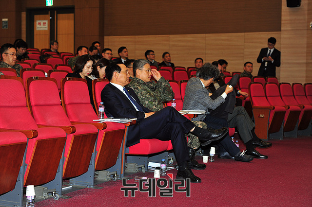 ▲ 마지막 토론세션까지 경청하고 있는 김용우 육군참모총장(육군39기) ⓒ뉴데일리 오세진