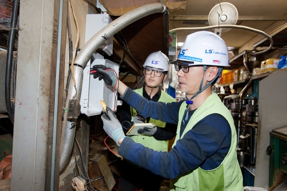 ▲ LS전선 직원들이 지난해 10월18일 광주 양동시장을 찾아 전기 안전점검 활동을 펼치고 있다. ⓒLS전선