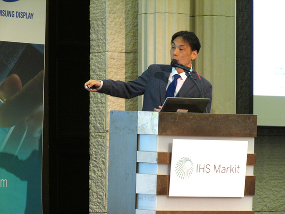 ▲ 정윤성 IHS 마킷 상무가 21일 열린 2018년 상반기 한국 디스플레이 컨퍼런스에서 대형 디스플레이 시장의 전망을 설명하고 있다. ⓒIHS 마킷