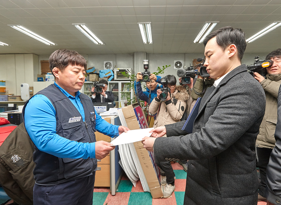 ▲ 금호타이어 일반직 직원들이 금호타이어 광주공장에서 회사의 해외자본 유치에 찬성하는 성명을 발표하고 이를 노조 측에 전달하는 모습.ⓒ금호타이어