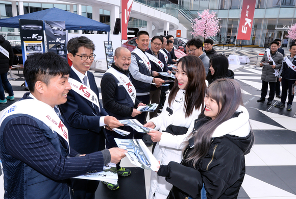 ▲ 기아차 노사는 6년 만에 풀체인지 모델로 돌아온 업스케일 다이나믹 세단 '올 뉴 K3'의 성공을 위해 판촉활동을 벌였다.ⓒ기아자동차