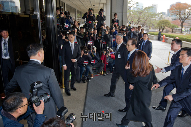 ▲ 지난 14일 검찰에 출석하는 이명박 前대통령. 北선전매체는 