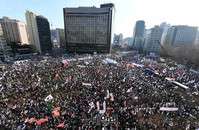 ▲ 2017년 2월 18일 서울 시청광장을 가득메운 태극기 집회 참가자들. 北선전매체는 이들을 '극우보수 떨거지들'이라 부르며 맹비난했다. ⓒ뉴데일리 DB.