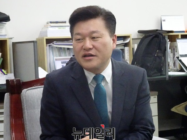 ▲ 바른미래당 신용한 충북지사 예비후보가 22일 충북도 기자실에서 간담회를 갖고 야당 합동 정책토론회의 필요성에 대해 말하고 있다.ⓒ이민기 기자