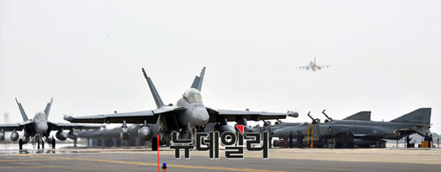 ▲ 2016년 4월 '맥스썬더' 훈련 중 이륙 준비를 하는 美해군 F/A-18 전투기. ⓒ뉴데일리 DB-공군 제공.