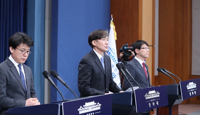 ▲ 조국 청와대 민정수석(가운데)과 진성준 정무기획비서관(왼쪽), 김형연 법무비서관이 22일 대통령 개헌안 3차 발표를 하고 있다. ⓒ뉴시스