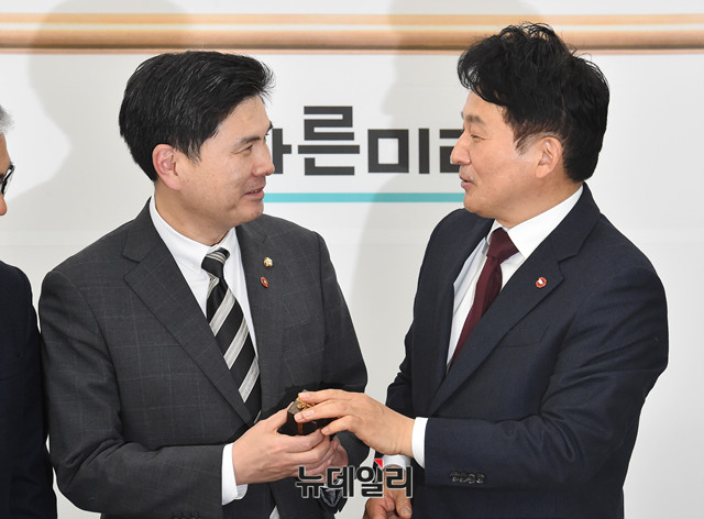 ▲ 원희룡 제주도지사가 12일 오후 국회를 찾아 지상욱 바른미래당 정책위의장을 예방하고 있다. ⓒ뉴데일리 이종현 기자