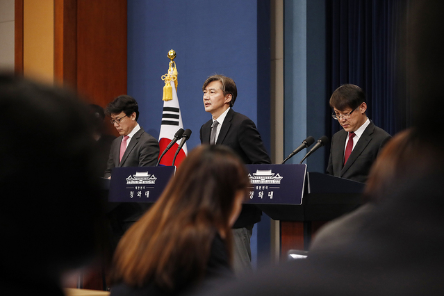 ▲ 조국 청와대 민정수석이 청와대
 춘추관에서 대통령 개헌안에 대해 설명하고 있다. ⓒ청와대 제공