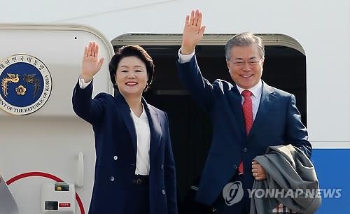 ▲ 베트남을 국빈 방문하는 문재인 대통령과 부인 김정숙 여사가 22일 오전 서울공항을 통해 출국하기 전 손을 들어 인사하고 있다.ⓒ연합뉴스