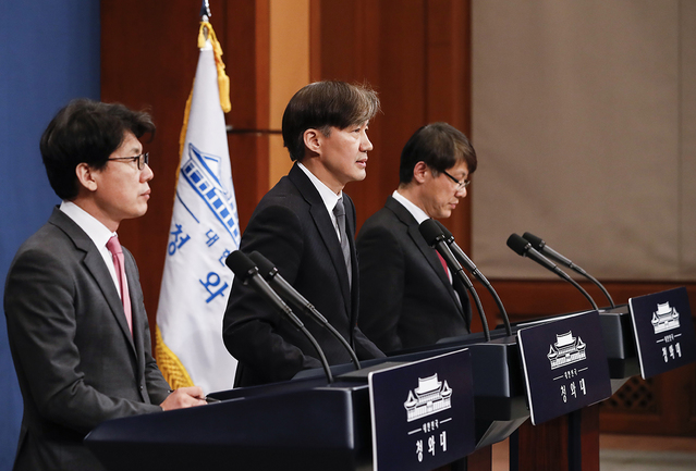 ▲ 조국 민정수석이 지난 20일 대통령 개헌안의 주요 요지를 설명하는 모습. ⓒ청와대 제공