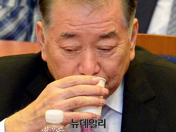 ▲ 헌법 상의 근거 없이 대통령의 자문 역할을 하고 있는 문정인 청와대 통일·외교·안보특보. 이번 문재인 대통령의 개헌안은 대통령의 자문기관이 국정 심의기관인 국무회의보다 앞으로 나와 논란을 빚고 있다. ⓒ뉴데일리 공준표 기자