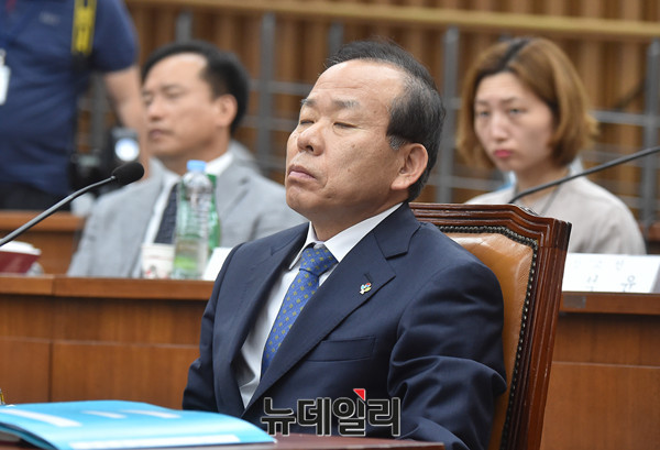 ▲ 국회 인사청문회를 받고 있는 김이수 전 헌법재판소장후보자. 문재인 대통령의 개헌안에 따르면, 대통령이 대부분을 장악하게 되는 헌법재판관들 사이에서 헌법재판소장이 호선되게 돼, 더 이상 대통령 입맛에 맞는 인물이 국회 임명동의 과정에서 낙마하는 일은 일어나지 않을 전망이다. ⓒ뉴데일리 이종현 기자