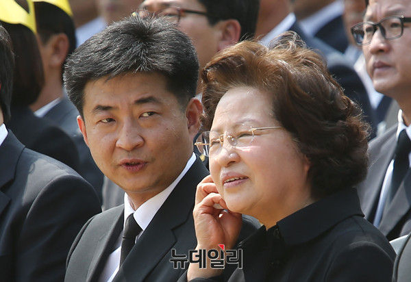 ▲ 노무현 전 대통령의 배우자 권양숙 여사와 아들 노건호 씨는 각각 영부인과 '대통령의 아들'이었던 시절 '박연차 게이트'에 연루돼, 이후 수사선상에 올랐었다. ⓒ뉴데일리 정상윤 기자