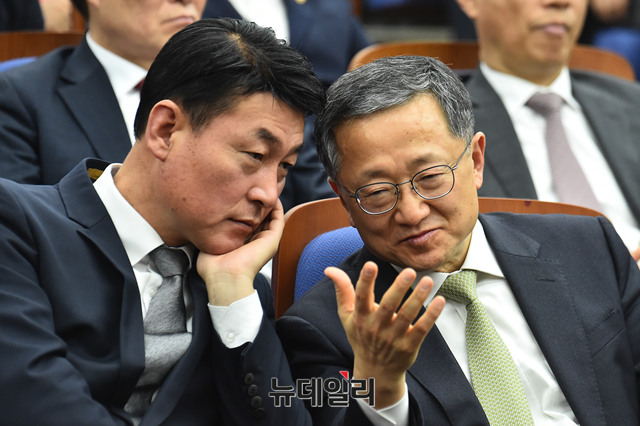 ▲ 국회 헌법개정·정치개혁특별위원장인 자유한국당 김재경 의원과 한국당 간사를 맡고 있는 황영철 의원이 한국당 개헌의원총회에서 뭔가를 논의하고 있다. ⓒ뉴데일리 이종현 기자