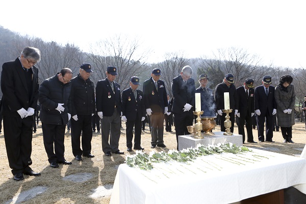 ▲ 구본영 천안시장과 4급 이상 간부공무원, 시민, 20여개 기관 단체장 등이 23일 천안 태조산 공원을 방문해 천안함 46용사 추모비에서 참배하고 있다.ⓒ천안시