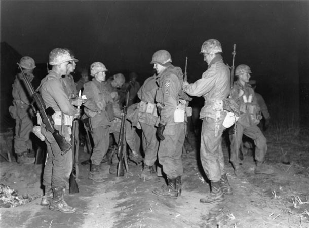 ▲ 1951년 4월 17일 임진강 일대 정찰에 나서는 美3사단 레인저 중대 대원들. ⓒ위키피디아 공개사진.