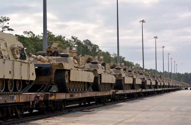 ▲ 이동을 위해 열차에 실린 美3사단 제1기갑전투여단 소속 M1A2 전차의 일부. 전체가 아니라 일부다. ⓒ美국방부 공개사진.