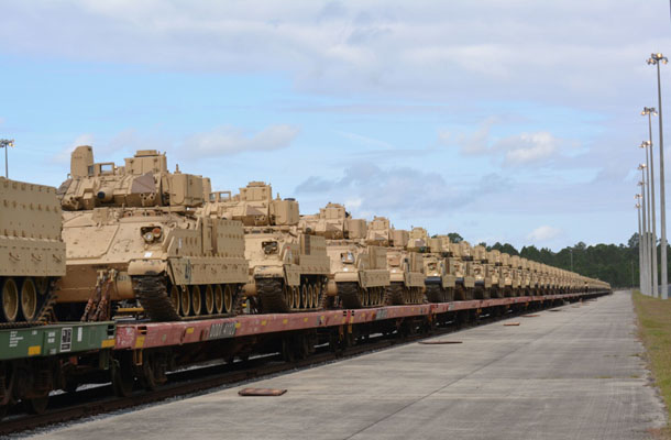 ▲ 이동하기 위해 열차에 실린 美3사단 제1기갑전투여단 소속 보병 전투차의 일부. ⓒ美국방부 공개사진.