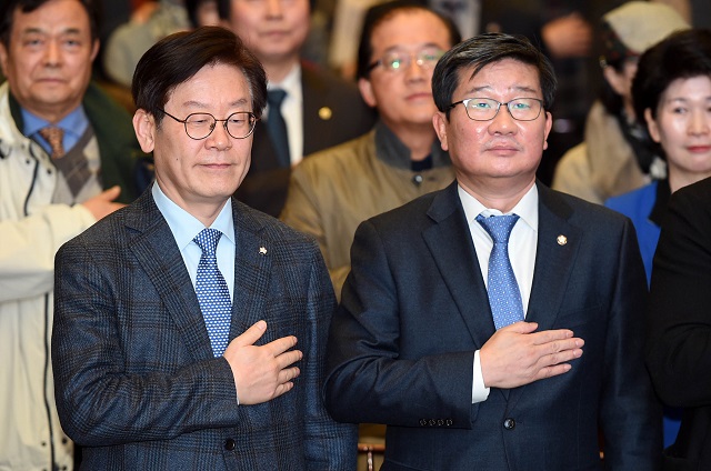 ▲ 이재명 전 성남시장과 전해철 더불어민주당 의원이 7일 오후 경기 안양 더 그레이스켈리에서 열린 최대호 전 안양시장 ‘안양혁신보고서’ 출판기념회에서 국민의례하고 있다. ⓒ뉴시스