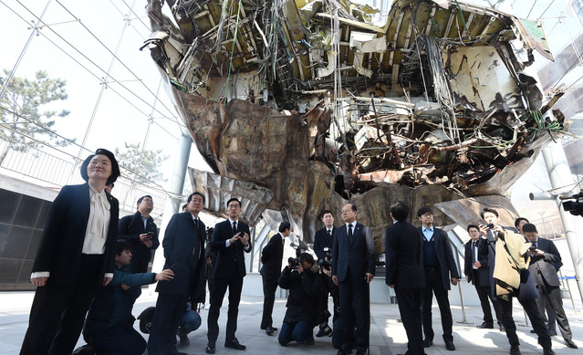 ▲ 홍준표 자유한국당 대표가 23일 오후 경기 평택 해군 제2함대 천안함 전시관에서 천안함을 살펴보고 있다. ⓒ뉴시스 사진 DB