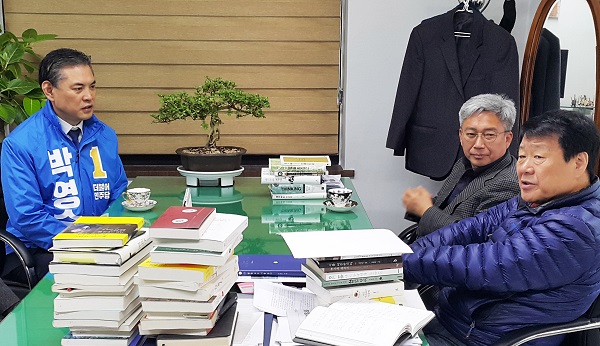 ▲ 염홍철 전 대전시장(우측 앞쪽)이 23일 예방한 더불어민주당 대전시장 예비후보(좌측)에게 “대전발전을 위해서라면 언제든 돕겠다”고 조언하고 있다.ⓒ박영순 선거사무소