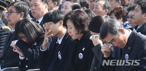 ▲ 23일 오전 대전 유성구 국립대전현충원 현충광장에서 열린 제3회 서해수호의 날 기념식에 참석한 유가족들이 슬픔에 잠겨 있다. ⓒ뉴시스