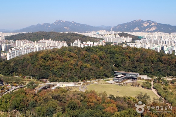 서울 강북구 소재 북서울꿈의숲과 그 인근의 아파트 단지들. ⓒ한국관광공사