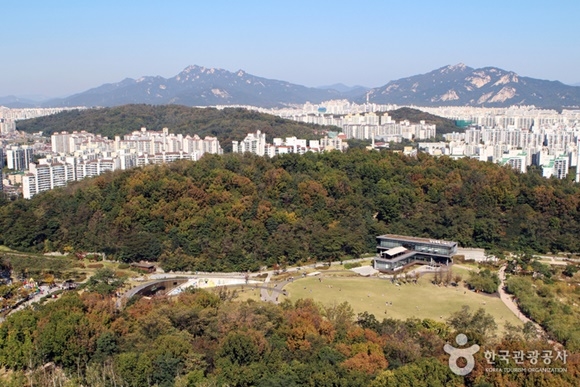 ▲ 서울 강북구 소재 북서울꿈의숲과 그 인근의 아파트 단지들. ⓒ한국관광공사