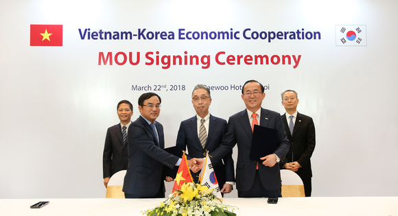 ▲ 왼쪽부터 쩐뚜언 아잉 베트남 산업통상부 장관,  즈엉 꽝 타잉 베트남전력공사 회장, 박지원 두산중공업 회장, 유향열 한국남동발전 사장, 백운규 산업통상자원부 장관이 해상풍력발전 협약 체결 후 기념 촬열을 하고 있다.ⓒ두산중공업