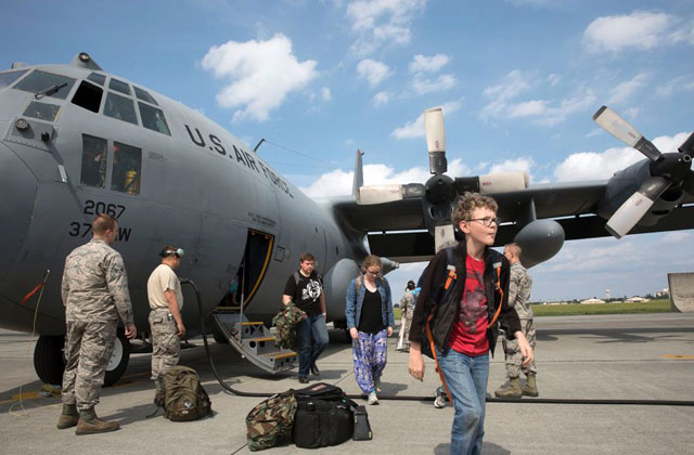 ▲ 2017년 봄에 실시한 한국 내 민간인 대피훈련 '포커스트 페시지' 훈련 당시 日요코타 기지에 도착한 사람들. ⓒ美'성조지' 관련보도-美공군 공개사진.