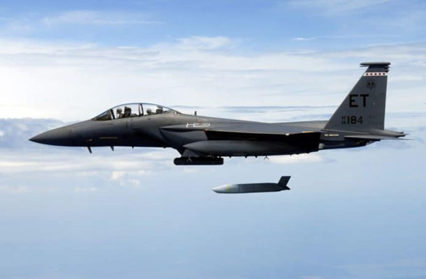 ▲ 美공군 F-15E에서 JASSM-ER을 발사하는 모습. LRASM은 JASSM-ER을 보다 개량한 미사일이다. ⓒ美공군-록히드 마틴 공개사진.