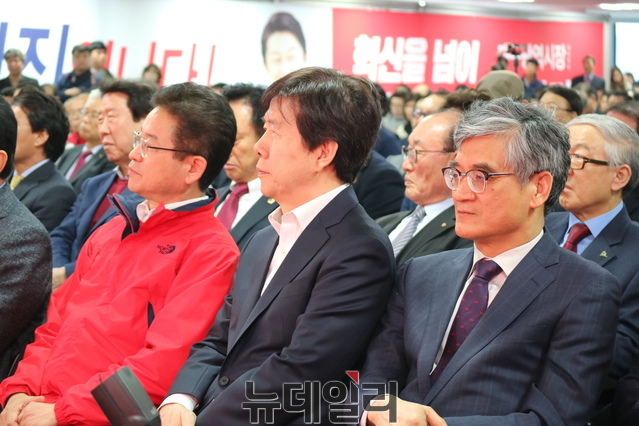 ▲ 선거사무소 개소식에 참석한 내빈들이 권영진 예비후보의 인사말을 듣고 있다.ⓒ뉴데일리