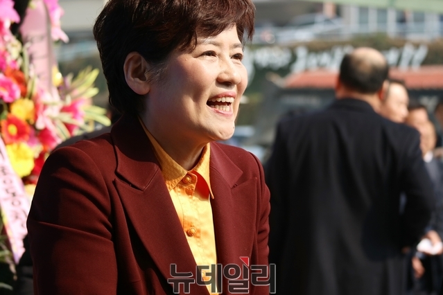 ▲ 강은희 대구시교육감 예비후보가 24일 선거사무소 개소식을 찾은 내빈들과 인사나누고 있다.ⓒ뉴데일리