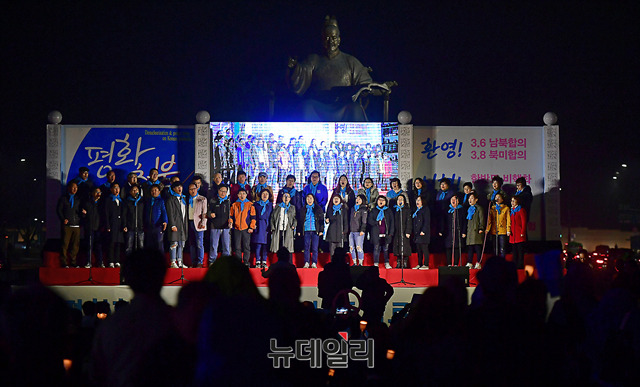 ▲ 3·24평화촛불추진위원회가 24일 서울 광화문 세종대왕상 앞에서 촛불집회를 열고 있다. ⓒ뉴데일리 정상윤 사진기자