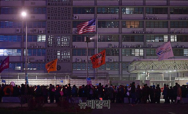 ▲ 촛불추진위는 이날 저녁 8시부터 주한미국대사관을 둘러싸고 행진을 시작했다. 정면에 보이는 건물이 주한미국대사관. ⓒ뉴데일리 정상윤 사진기자