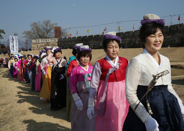 ▲ 읍성밟기 행사에서 한복을  곱게 차려입은 부녀자들이 머리에 돌을 이고 출발해 북문 공북루(拱北樓)를 지나 읍성 앞 태극문양의 해자(垓子)를 연결해 장관을 연출했다.ⓒ청도군