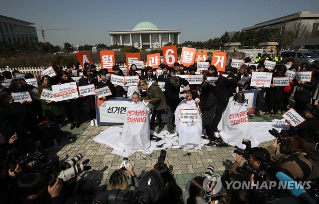 ▲ 지난 22일 촛불청소년인권법제정연대가 서울 여의도 국회의사당 앞에서 4월 내 선거연령 하향 및 6·13 지방선거 청소년 참여를 요구하는 기자회견을 열고 여학생 3명에 대한 삭발식을 단행했다. ⓒ연합뉴스