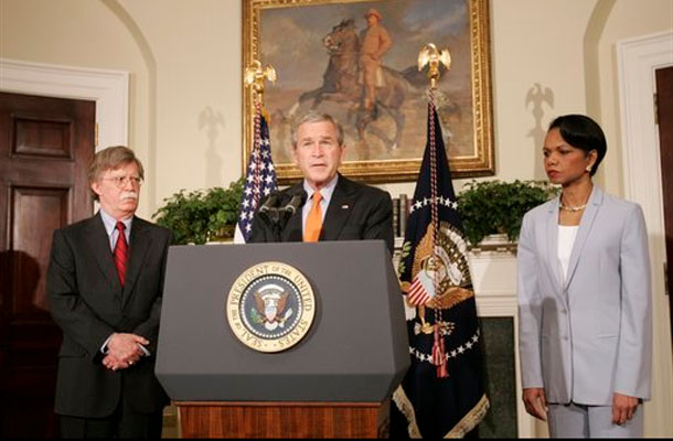 ▲ 2005년 8월 유엔 주재 美대사에 임명될 때 모습. 오른쪽으로 조지 W.부시 대통령과 콘돌리자 라이스 美NSC 보좌관이 서 있다. ⓒ美백악관 아카이브.