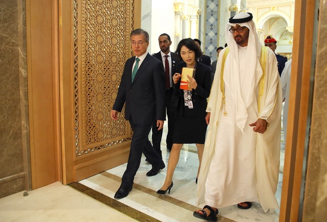 ▲ 문재인 대통령(왼쪽)과 UAE 모하메드 빈 자이드 알 나흐얀 왕세제. ⓒ뉴시스