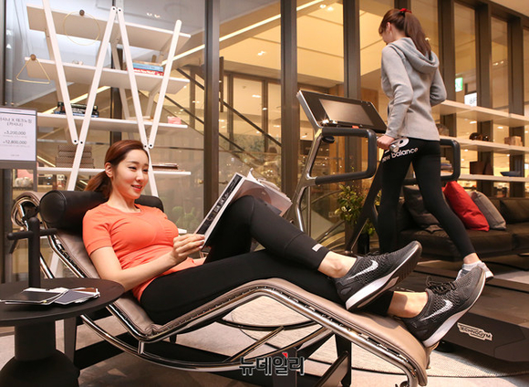 ▲ 현대백화점 판교점 8층 '홈짐 팝업스토어' 매장에서 모델들이 운동기구를 체험하고 있다. ⓒ현대백화점